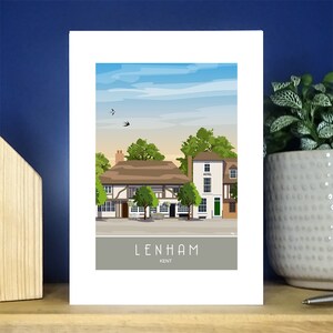 Puede incluir: Una ilustración colorida de un edificio con un techo marrón y paredes blancas, con el texto "HOTEL" sobre la entrada. El edificio está rodeado de árboles verdes y un cielo azul con nubes blancas. El texto "LENHAM KENT" está en la parte inferior de la imagen.