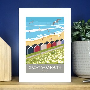 Great Yarmouth Beach capanne, North Norfolk. Biglietto d'auguri verticale A6. Oltre 500 tra cui scegliere.