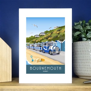 Tarjeta de felicitación con retrato de tren terrestre de Bournemouth. Diseño Art Deco Travel Poser. Más de 500 para elegir.