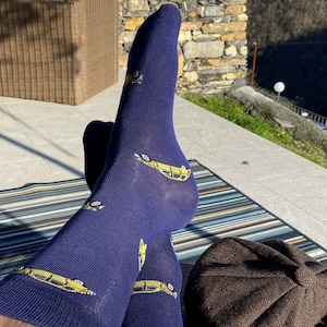 Chaussettes habillées pour hommes « Charming Tin Snail ». Riche en coton / Nouveauté / Voiture classique / Vintage / Français / Cèdre jaune / Éventails / Cadeaux pour homme.