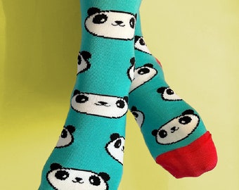 Könnte beinhalten: Ein Paar türkisblaue Socken mit rotem Bund. Die Socken haben ein sich wiederholendes Muster aus schwarzen und weißen Pandagesichtern.