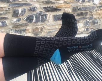 Männer 'Binary' Socken. Geschenk für Männer, Cryptic Code, Binärcode, Neuheit, Codierte Socken.