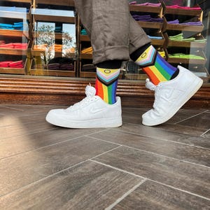 Uniseks sokken 'Intersex-Inclusive Progress Pride Flag' voor volwassenen. Rijk aan katoen, Pride Flag, LGBTQ-sokken, Pride-week, Pride-maand.