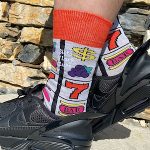 &#39;Slot Machine/Lucky Seven&#39;-sokken voor heren, gepersonaliseerd via borduursel. Cadeau voor hem / Nieuwigheid / Lucky Socks / Gokken / Gokautomaat / Casino