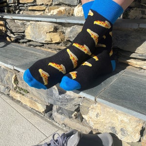 Unisex-Erwachsenen &#39;Pizza Stück&#39; Socken aus Baumwolle, personalisiert auf Bestellung per Stickerei. Peperoni-Pizza, Neuheitsocken, Junk Food, Fast Food