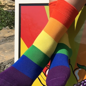 メンズまたはレディースのコットンリッチなPRIDEレインボーソックス1足。ノベルティギフト/ LGTBソックス/ ゲイウェディングソックス/ LGBTQフラッグソックス/ プライド月間ギフト