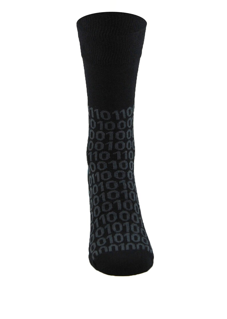 Op de afbeelding: Zwarte sokken met een patroon van herhalende binaire code-nummers in grijs.