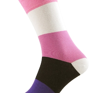 Puede incluir: Un par de calcetines a rayas con rayas rosas, blancas, negras y moradas. Los calcetines están hechos de un material suave y cómodo y son perfectos para el uso diario.