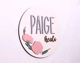 Nursery, insegna in legno, insegna del nome, insegna personalizzata, nuovo regalo per il bambino, insegna in legno rotondo bianco, rosa rosa floreale, segno per ragazza, regalo per 1 ° compleanno