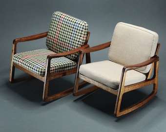 Mecedora de madera moderna de mediados de siglo, hecha a mano, a escala 1/6 para muñecas.
