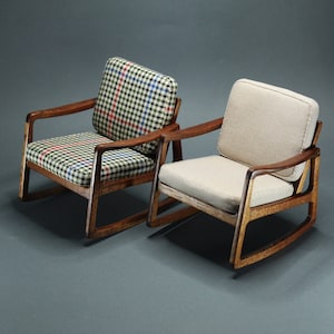 Ręcznie robiony bujany fotel z drewna w stylu Mid-Century Modern dla lalek w skali 1/6