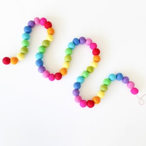 guirlande boules en feutre arc-en-ciel | Guirlande arc-en-ciel en feutre | Banderole en feutre arc-en-ciel | Guirlande de la Saint-Patrick | Guirlande de pompons arc-en-ciel