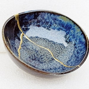 Kintsugi cassé et réparé sur bol en céramique fabriqué au Japon image 1