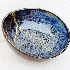 Kintsugi cassé et réparé sur bol en céramique fabriqué au Japon image 1