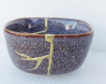 Kintsugi sur petit bol en céramique cassé et réparé