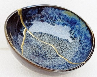 Kintsugi cassé et réparé sur bol en céramique fabriqué au Japon