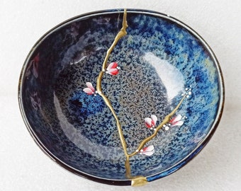 Céramique Kintsugi du Japon avec de belles fleurs faites à la main