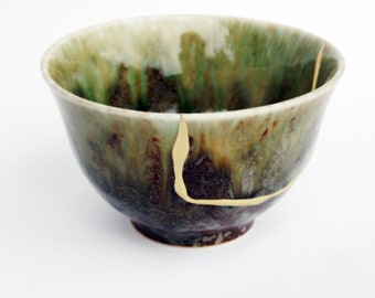 Kintsugi bowl. Traditional Japanese pottery SUISEKI BOWL RF 587