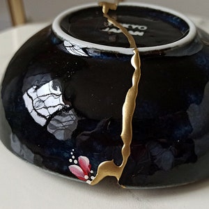 Kintsugi roto y reparado sobre cuenco de cerámica hecha en Japón. Flores pintadas a mano. imagen 5