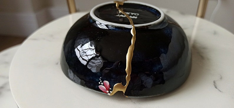 Kintsugi roto y reparado sobre cuenco de cerámica hecha en Japón. Flores pintadas a mano. imagen 5