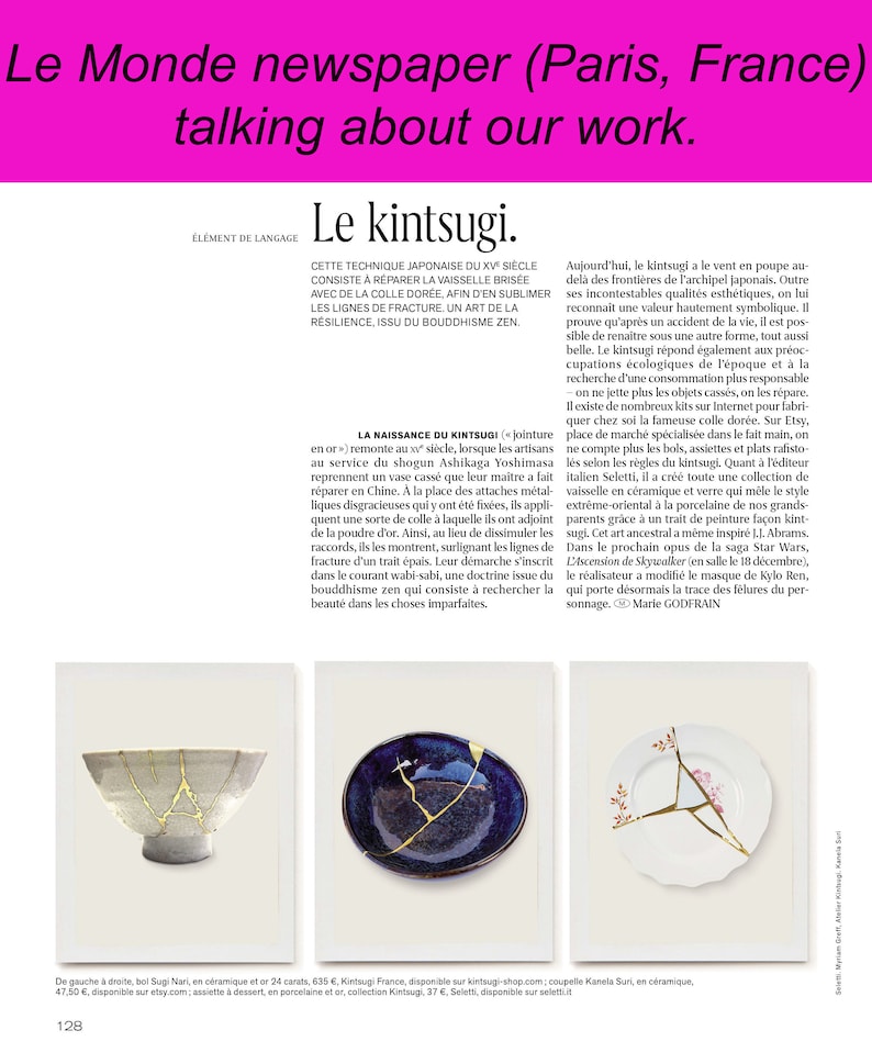 Peut inclure: Un article de journal sur l'art japonais du Kintsugi, qui consiste &agrave; r&eacute;parer la poterie cass&eacute;e avec de la laque dor&eacute;e. L'article pr&eacute;sente deux images de bols r&eacute;par&eacute;s, l'un bleu et l'autre blanc, avec des lignes dor&eacute;es mettant en &eacute;vidence les fissures. Le texte traite de l'histoire et du symbolisme du Kintsugi, ainsi que de sa popularit&eacute; actuelle.