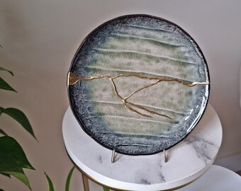 Kintsugi bowl, Broken and repaired Japanese Ceramic