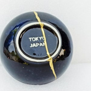 Kintsugi cassé et réparé sur bol en céramique fabriqué au Japon image 2