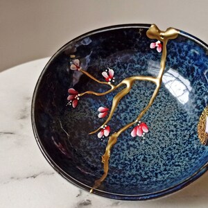 Kintsugi cassé et réparé sur bol en céramique fabriqué au Japon. Fleurs peintes à la main. image 4