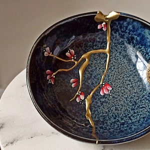 Kintsugi cassé et réparé sur bol en céramique fabriqué au Japon. Fleurs peintes à la main. image 6