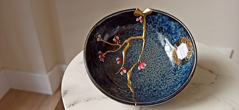 Kintsugi cassé et réparé sur bol en céramique fabriqué au Japon. Fleurs peintes à la main. image 6