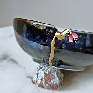 Kintsugi cassé et réparé sur bol en céramique fabriqué au Japon. Fleurs peintes à la main. image 3