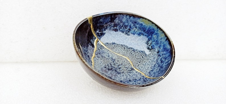 Kintsugi cassé et réparé sur bol en céramique fabriqué au Japon image 1