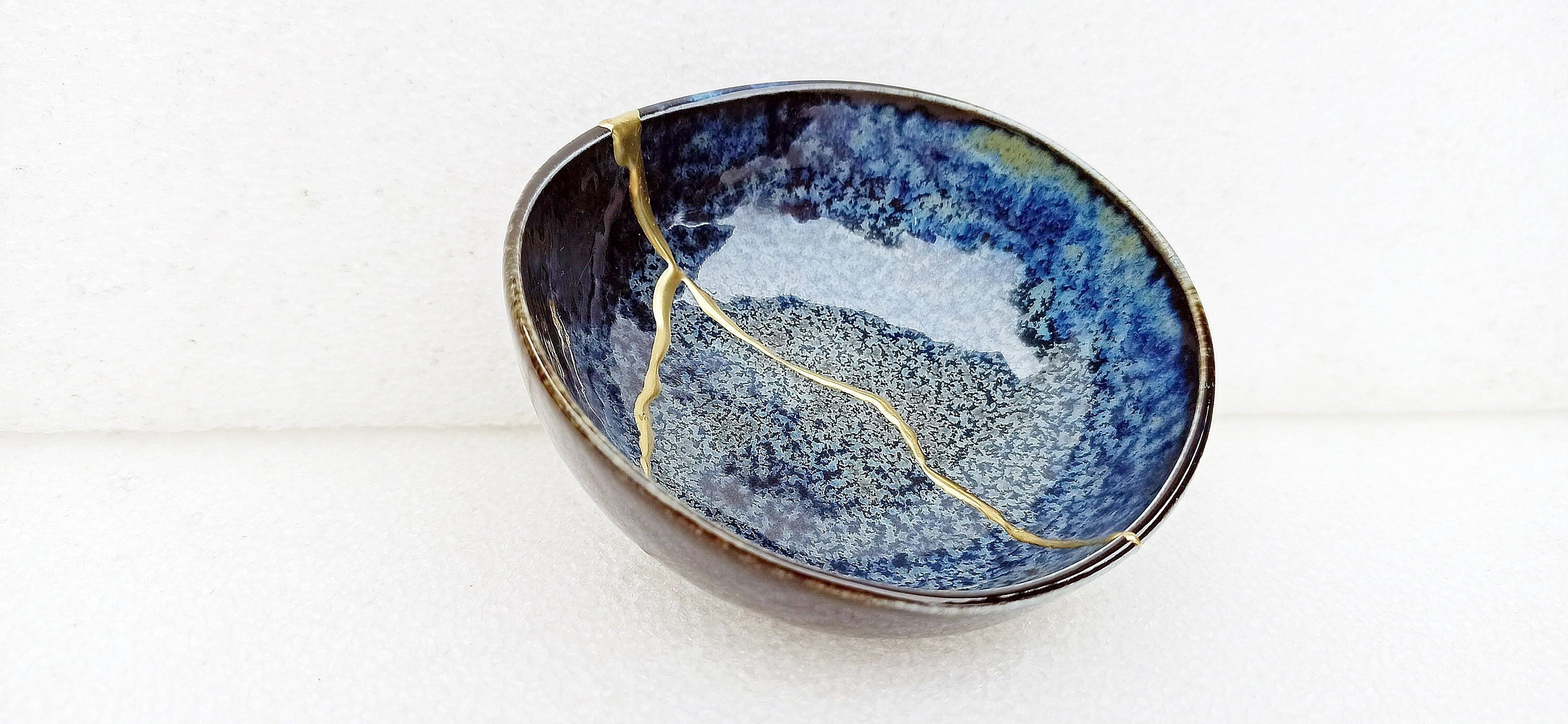 日本製の陶器の椀の金継ぎが壊れて修復された様子 - Etsy 日本