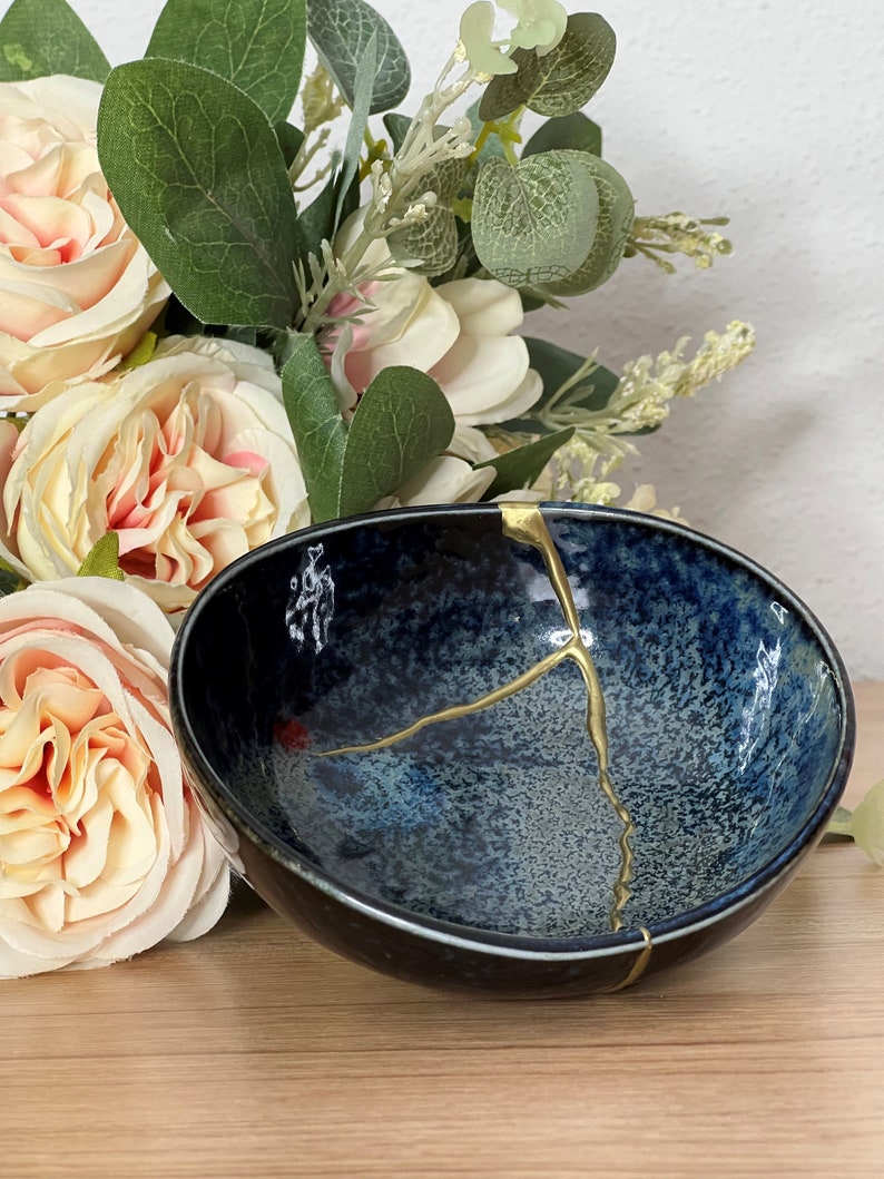 Kintsugi cassé et réparé sur bol en céramique fabriqué au Japon image 4