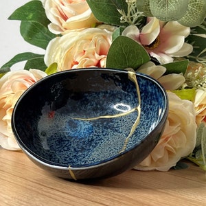 Kintsugi cassé et réparé sur bol en céramique fabriqué au Japon image 3