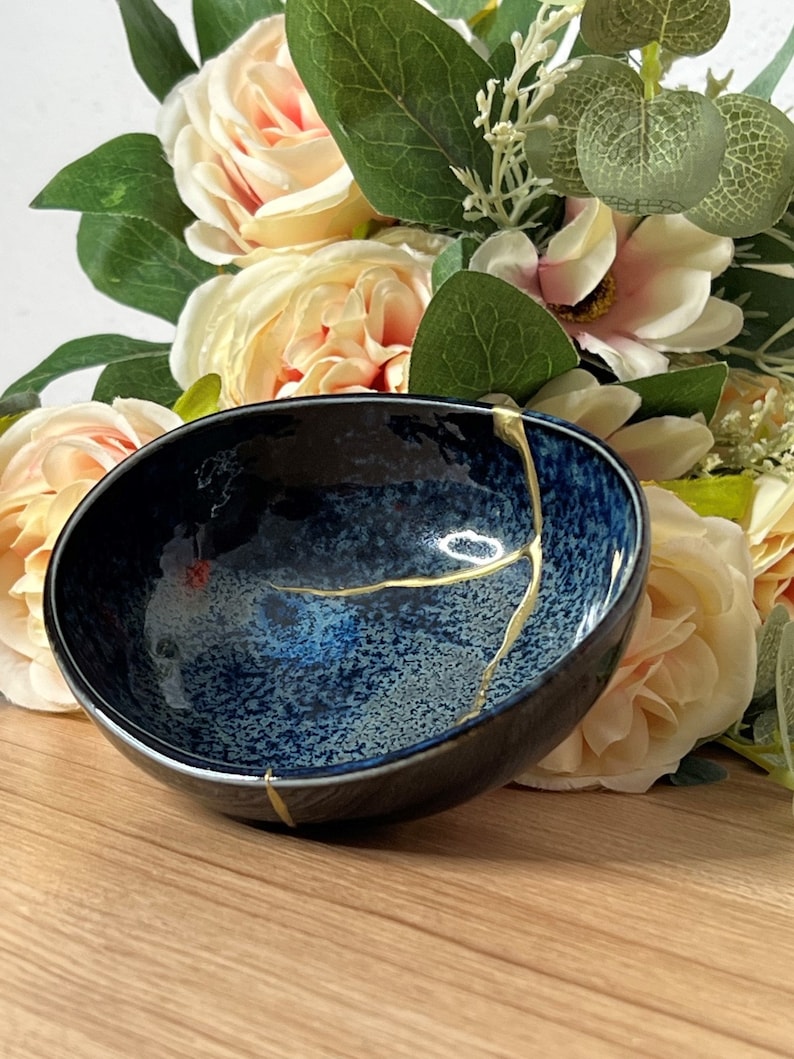 Kintsugi cassé et réparé sur bol en céramique fabriqué au Japon image 3