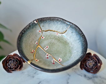 Kintsugi bowl. kintsukuroi art - Japanese ceramics Collection "FUYU"   RF 167A