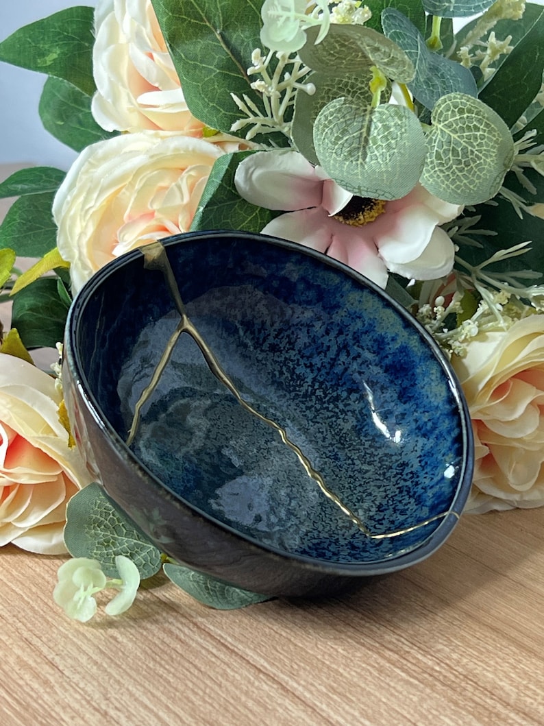 Kintsugi cassé et réparé sur bol en céramique fabriqué au Japon image 6