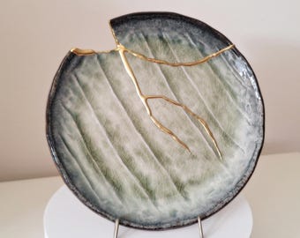 Kintsugi bowl, Broken and repaired Japanese Ceramic