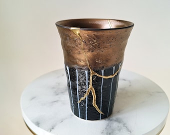 Vase Kintsugi avec fleurs peintes à la main