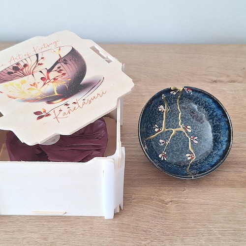 日本製の陶器の椀の金継ぎが壊れて修復された様子 - Etsy 日本