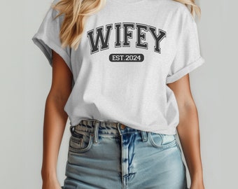 Esposa est. 2024 Camiseta de manga corta Jersey, Futura novia, Recién casada, Camisa de luna de miel, Regalo para esposa, Regalo para ella, Regalo de bodas, Año personalizado.