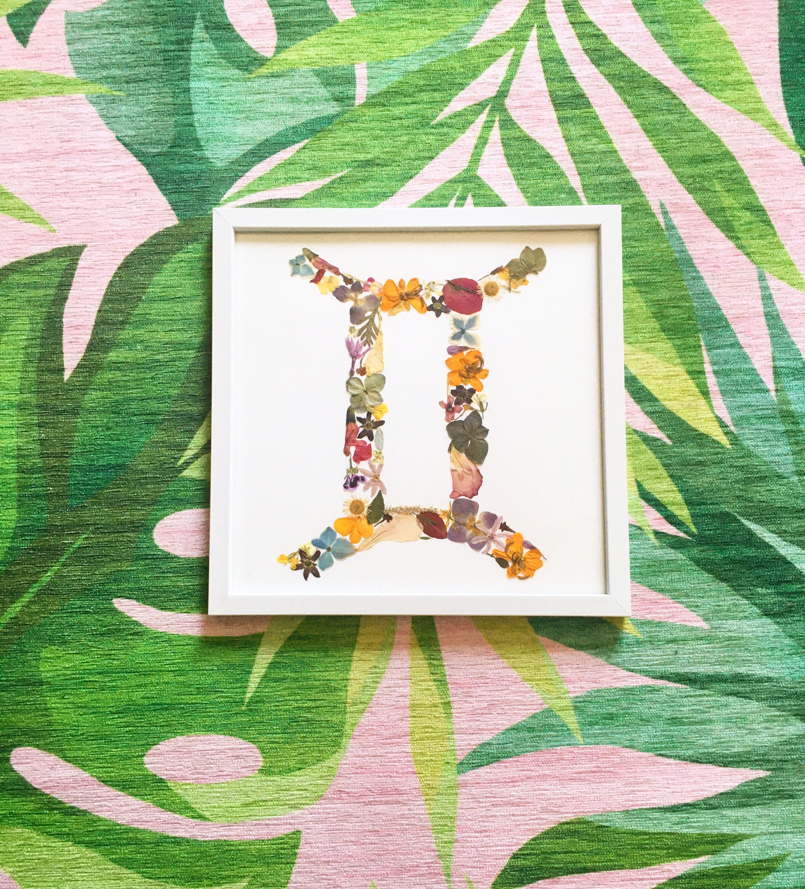 Signe Du Zodiaque en Fleurs Séchées et Pressées