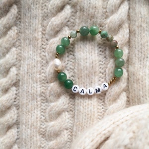 CALMA Buchstabenarmband, Naturstein, Perle