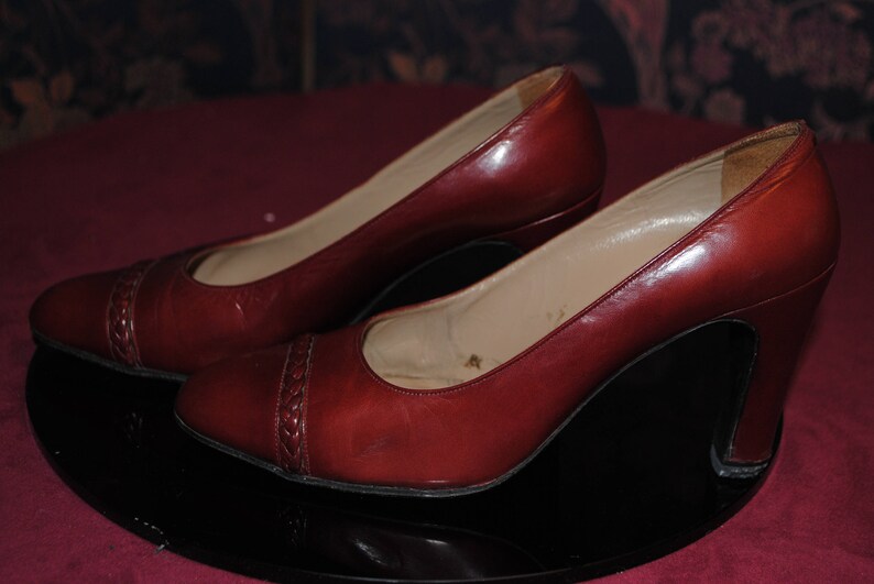 burgundy pump shoes