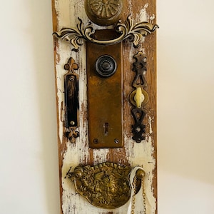 Engel Kleiderhaken aus Vintage Knäufen, Türschild und Schubladenknauf auf alter Holzplatte zum Aufhängen Ihrer Sachen