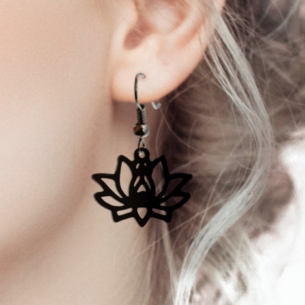 Boucles d'oreilles Mantra, earrings, lotus, indie, zen, yoga, fleur, floral, attache dormeuse, acier inoxydable, bijoux fantaisies, silicone