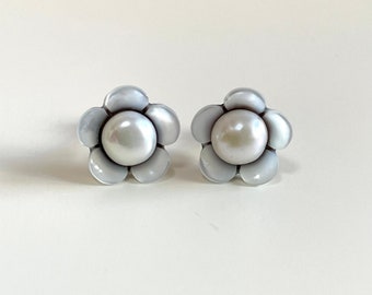 Handcrafted flower by different mother of peal 925 silver earring with pearl - Natural colour