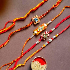 Conjunto de 5 Rakhis tradicionais para irmãos, feitos à mão, Raksha Bandhan Rakhis, fio étnico, Rakhi, combinação, presente festivo indiano com Roli Chawal