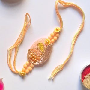 Rakhi traditionnel élégant pour frère, perles artisanales et fil sacré Raksha Bandhan, cadeau Rakhi élégant avec Roli Chawal et carte